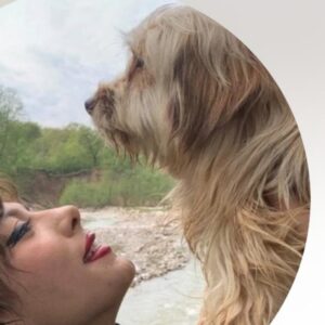 سگی به نشونه بژ قهوه ای مایل به طلایی